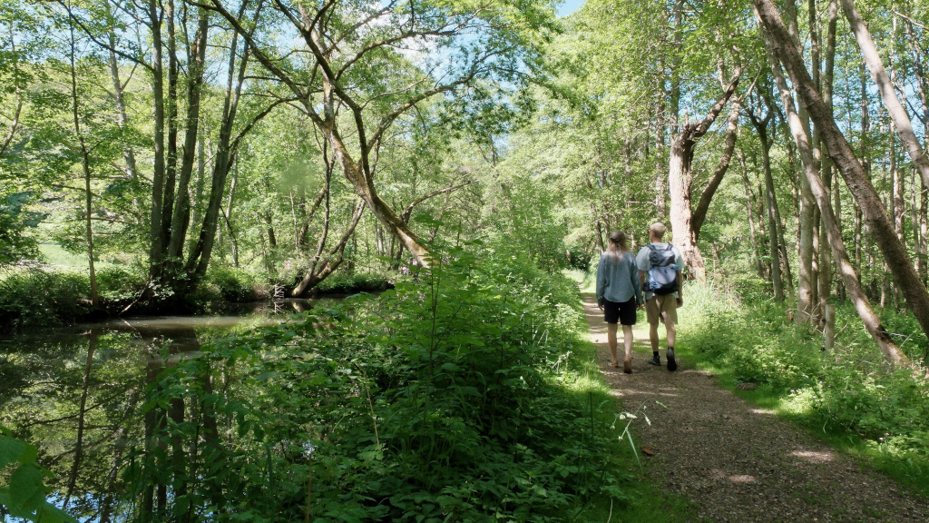 Par går på sti langs Klosterkanalen ved Klostermølle