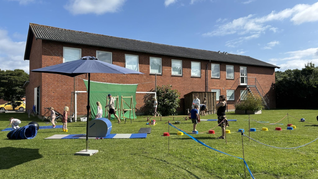 Gymnastik og leg på redskaber for småbørn udenfor Endelave Skole