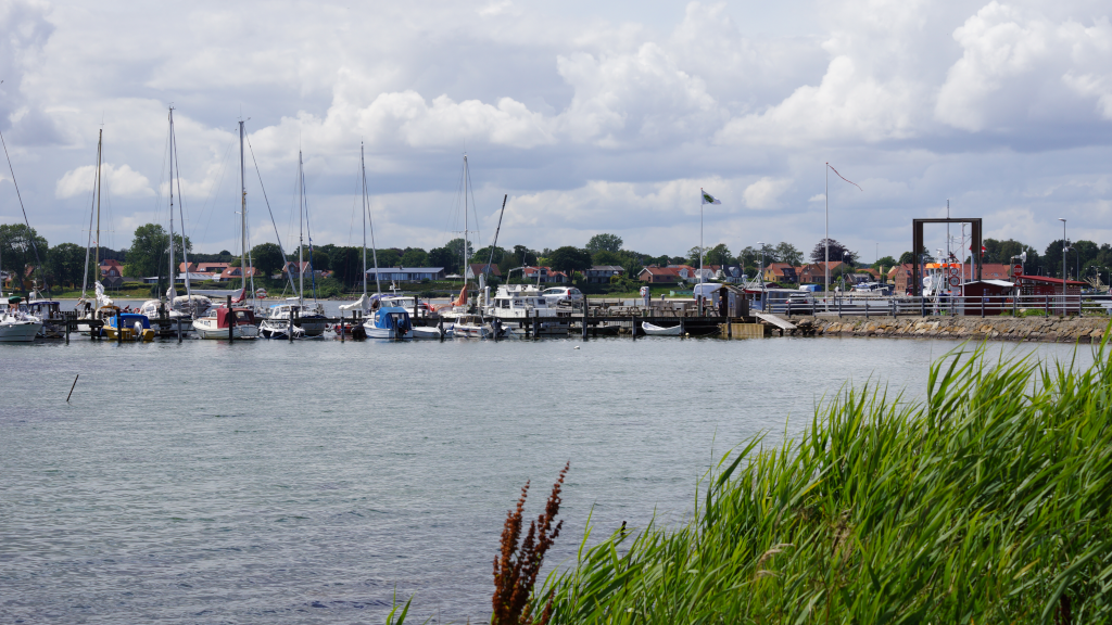 Havnen på Hjarnø set fra land
