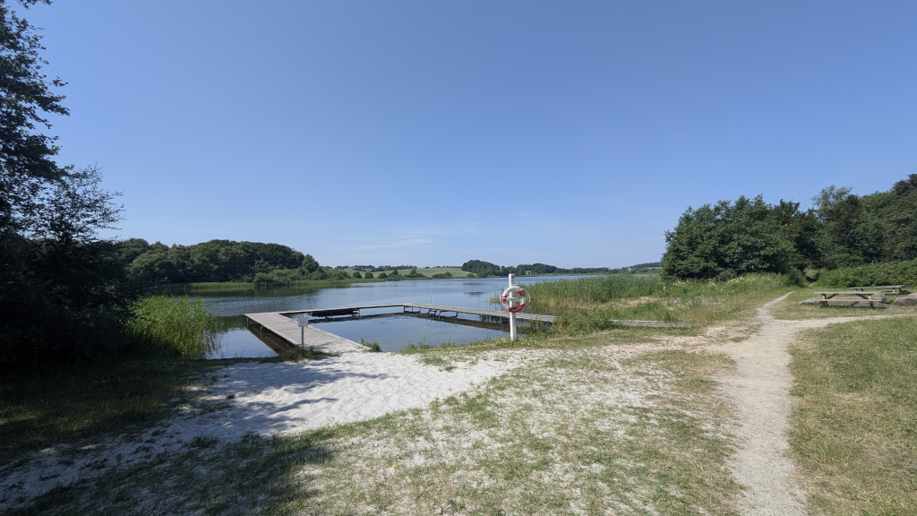 Badebro og strand ved Ring Sø