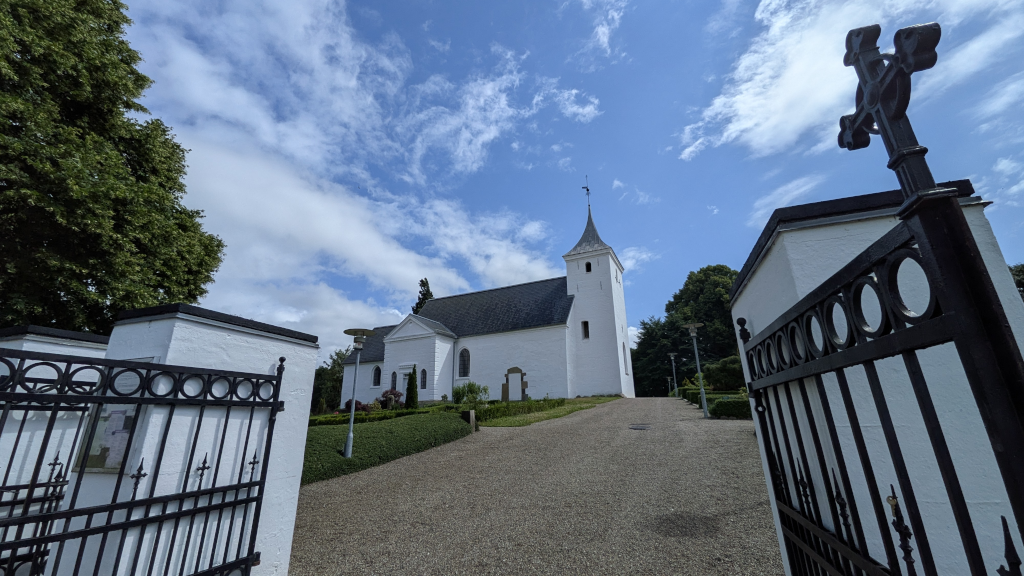 Vær Kirke og indgangsporten