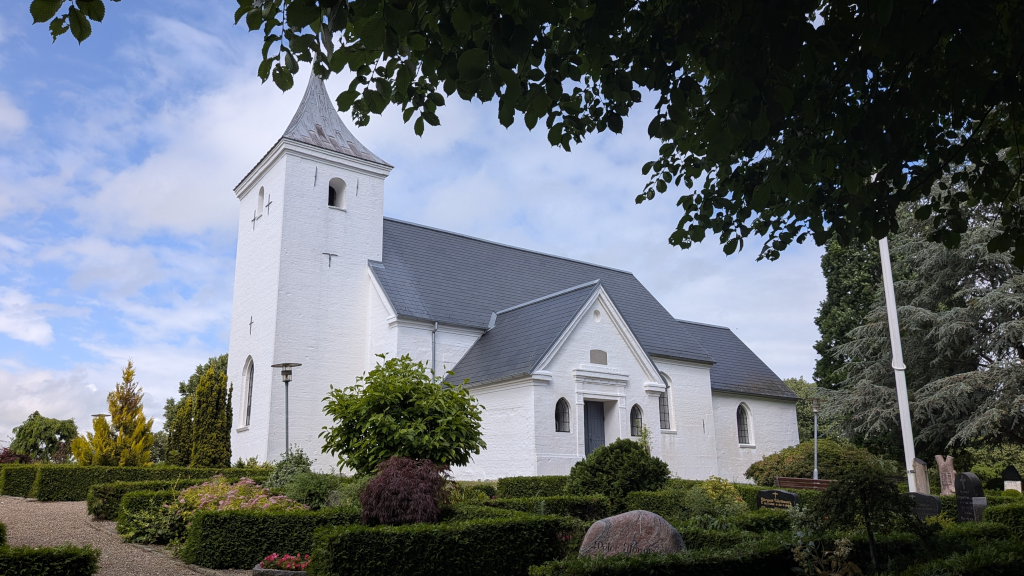 Vær Kirke set fra kirkegården