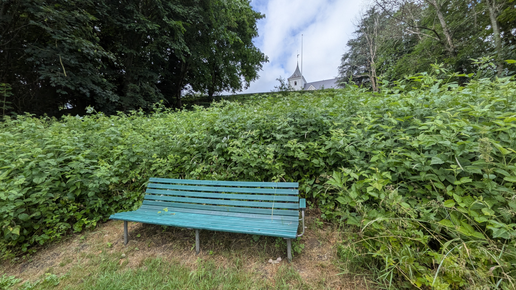 En bænk udenfor Vær Kirke