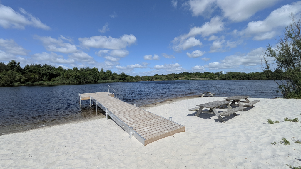 Badebro og strand ved Hedensted Søerne