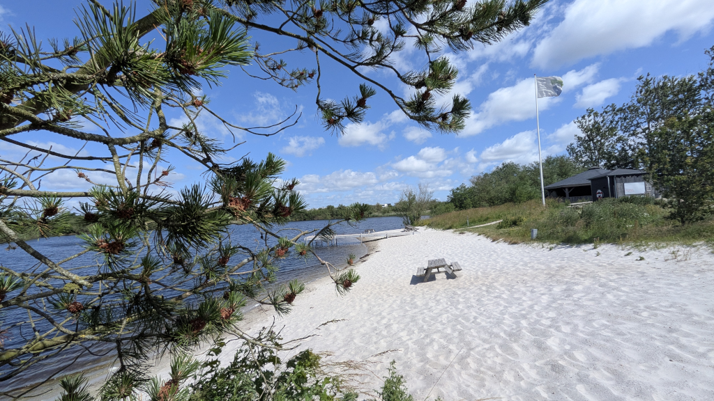 Strand og shelterbygning ved Hedensted Søerne