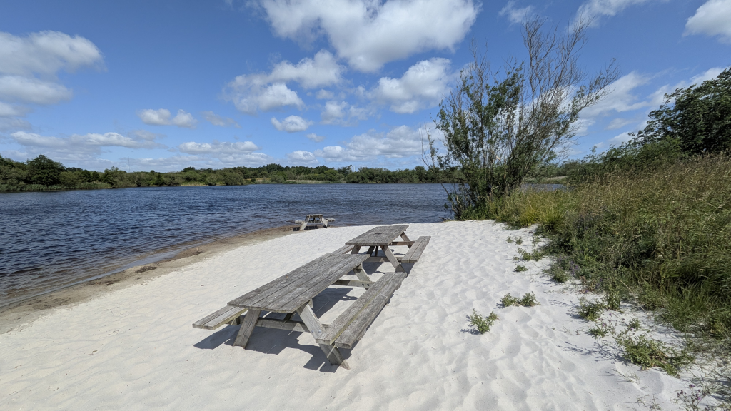 Bord/bænkesæt på stranden ved Hedensted Søerne