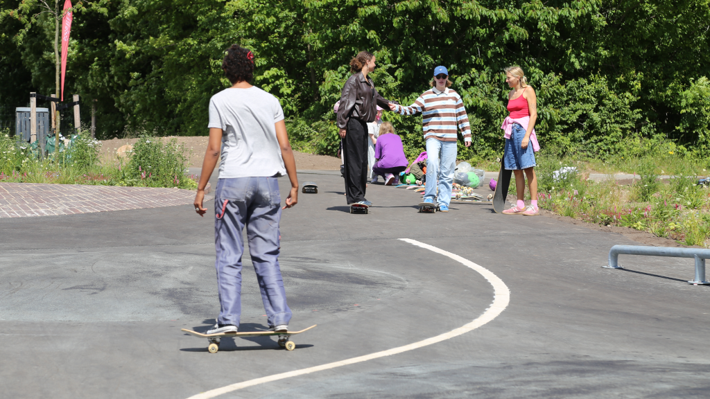 Unge står på skateboard i Egmont Bevægelsespark