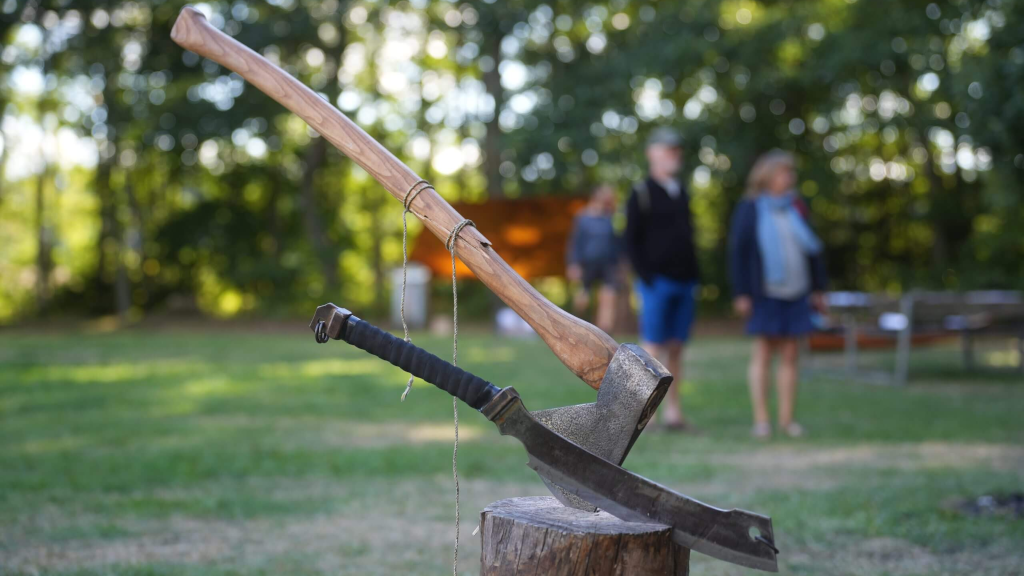 En økse og en machete i en træstub til Friluftsfestivalen
