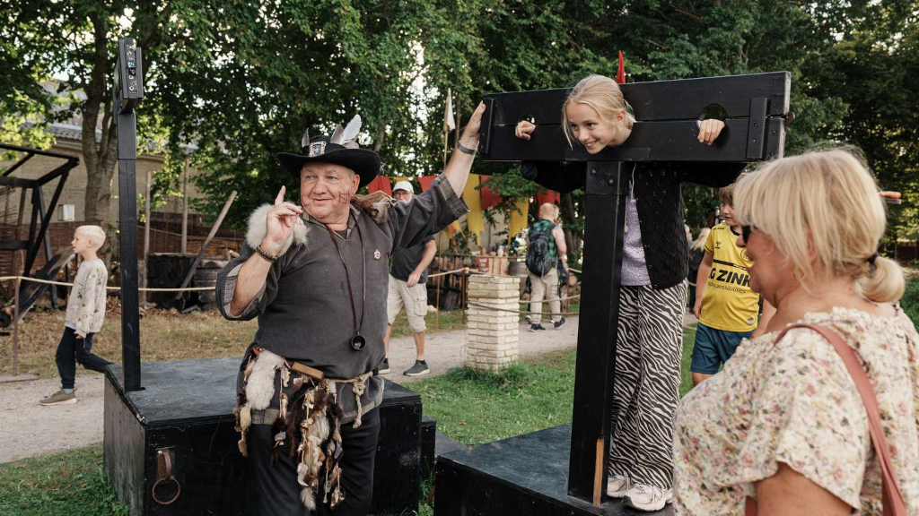 Pige i galge til Horsens Middelalderfestival