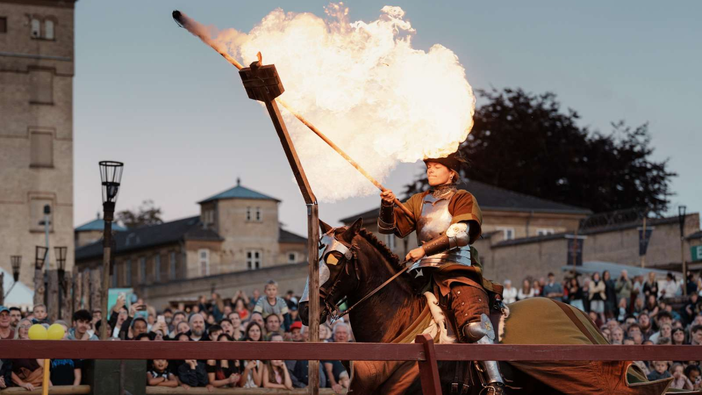 Rytter i rustning ridder omgivet af ild til ridderturnering i Horsens Middelalderfestival