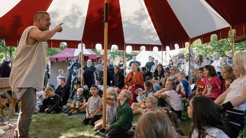Mand i middelalderdragt underholder for børn til Horsens Middelalderfestival