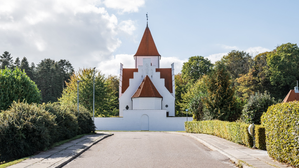 Juelsminde Kirke set fra Rousthøjs Alle