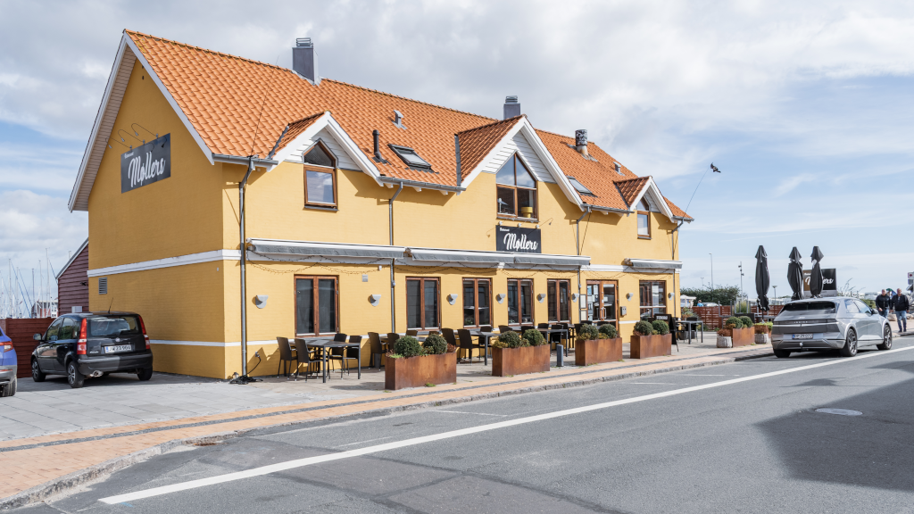 Facaden på Restaurant Møllers set fra Odelsgade