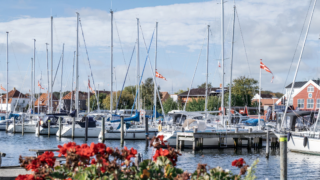 Sejlbåde langs Juelsminde kaj