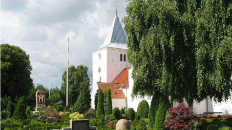 Østbirk Kirke set fra kirkegården