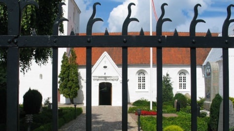 Østbirk Kirke set gennem hegn