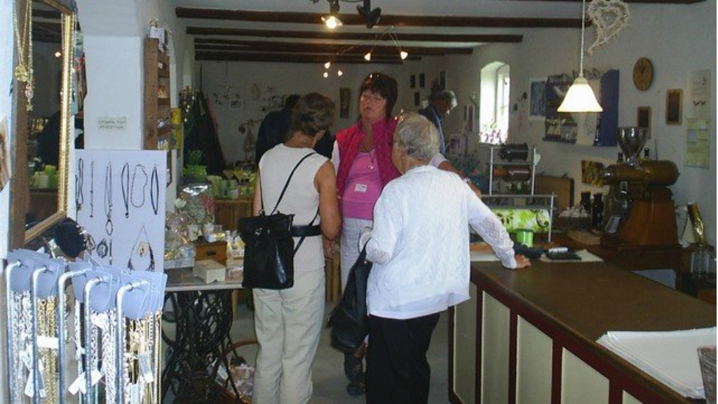 Customers being guided at the farm shop SOFI