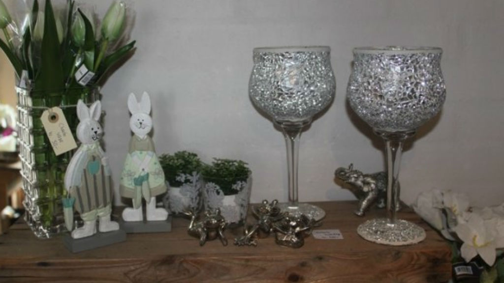 Glasses, a vase, and decorative items at the farm shop SOFI