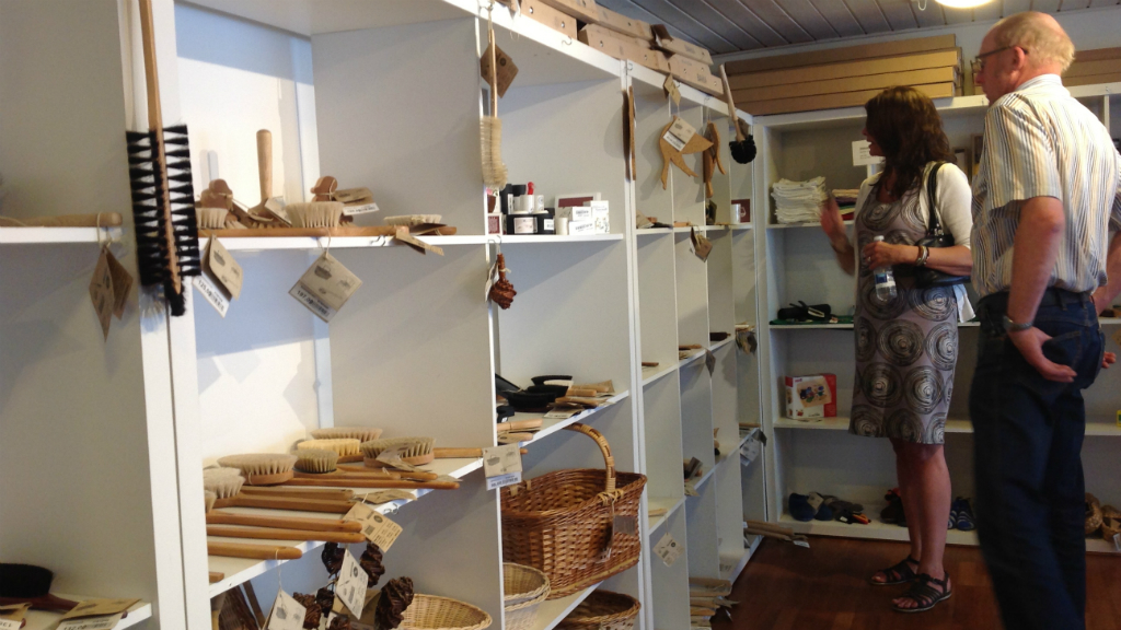 A man and woman looking at handicrafts on the shelves at Blindes Arbejde in Horsens