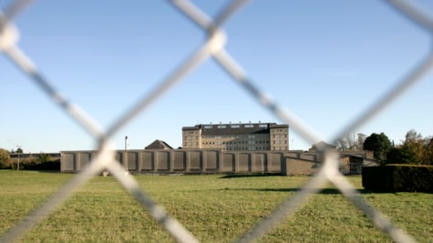 Вид на в'язницю в Хорсенсі через огорожу