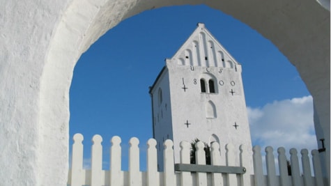 Yding Kirke tårn set gennem port
