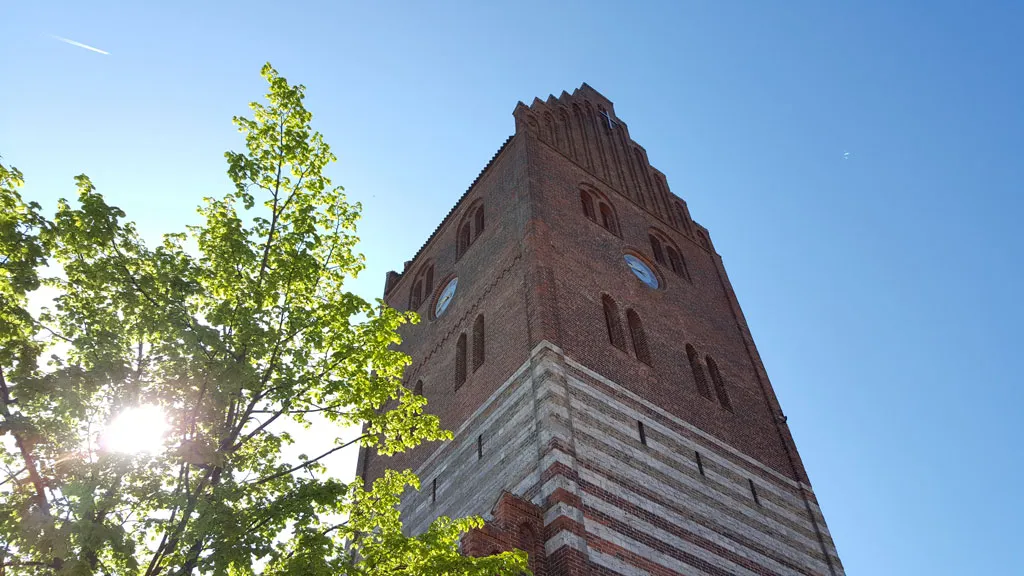 Køge-Kirke-Tårn-med-træ