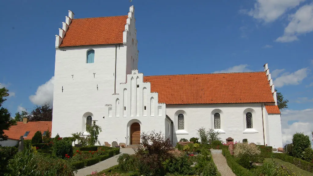 Ejby-Kirke-udefra