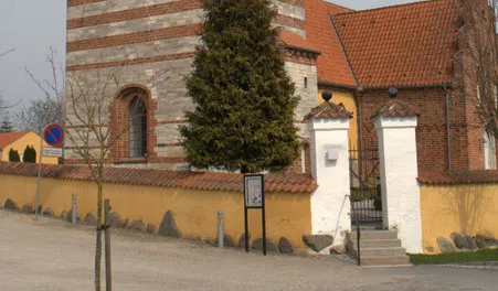 Ølsemagle Kirke - mur til kirkegård