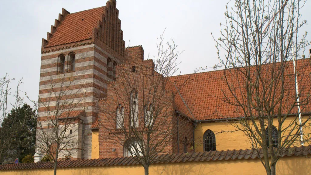 Ølsemagle Kirke - med mur