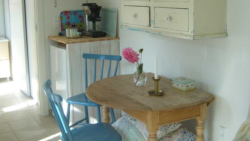 Tisch und Kühlschrank