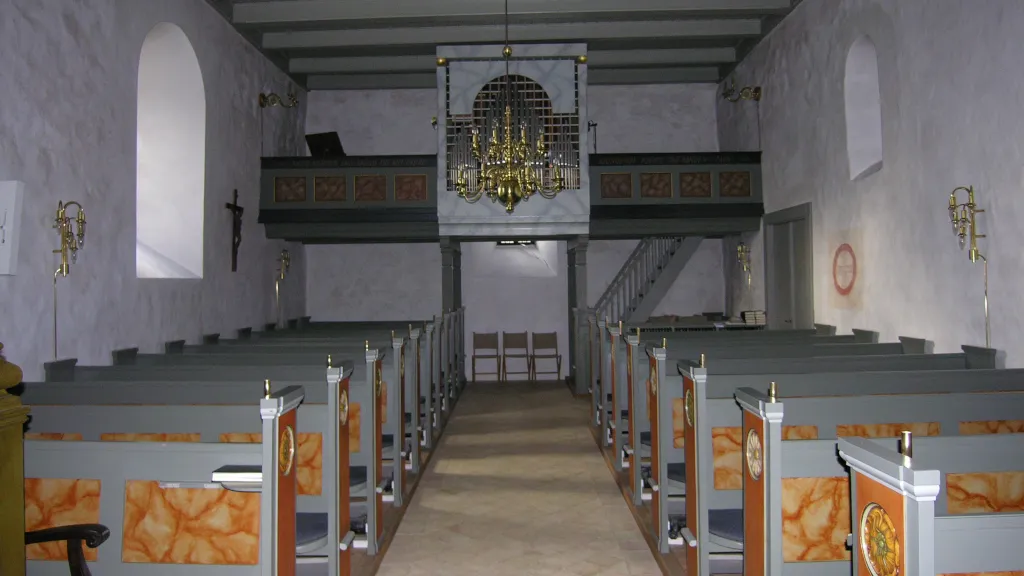 baenkene-i-kirkerummet-i-randlev-kirke