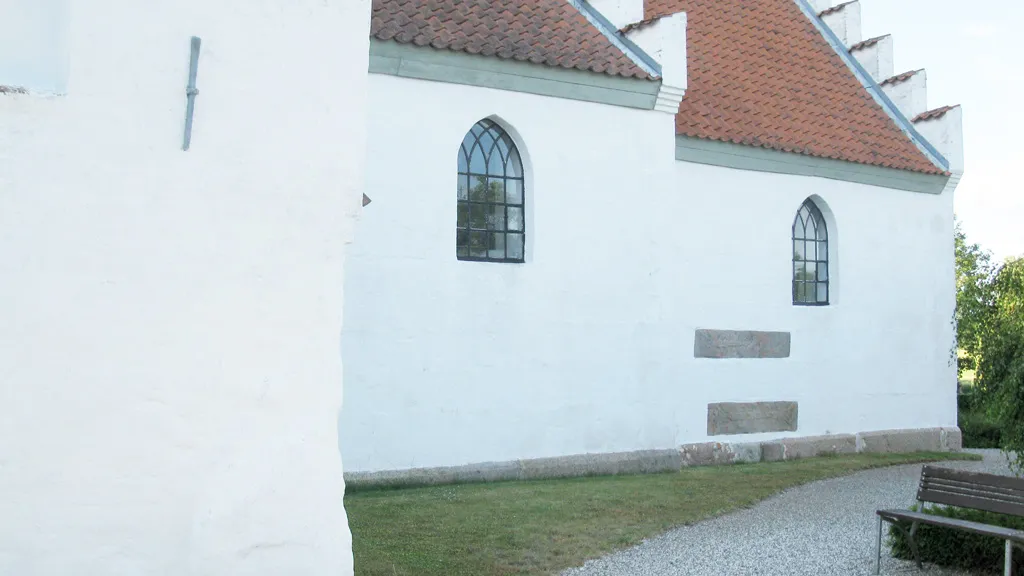 Kirkemurene på Ørting Kirke tæt på Odder