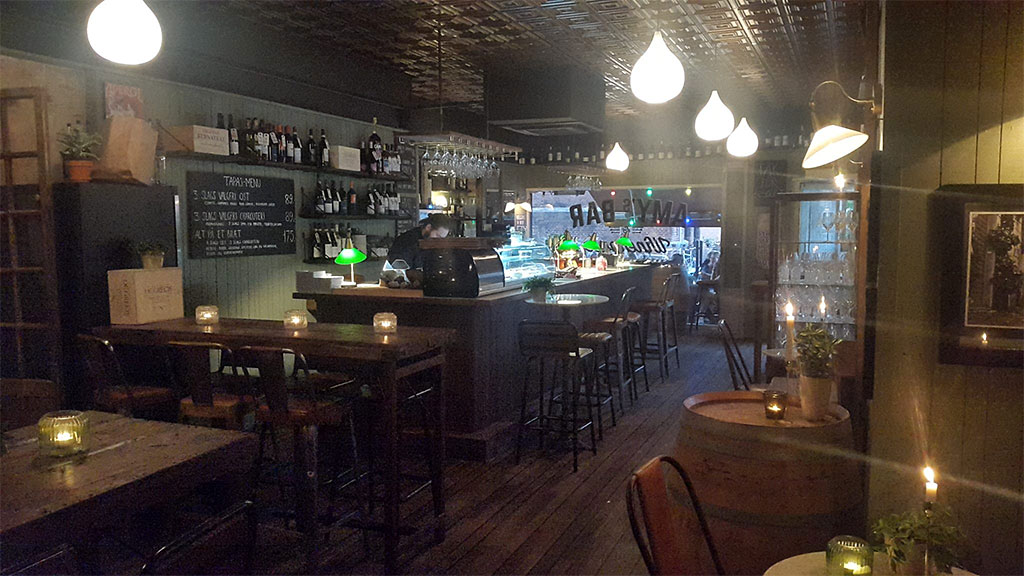 Inside Amy's Winebar