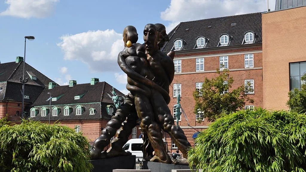 Bjørn Nørgårds skulptur "Treenigheden" foran Odense Banegaard