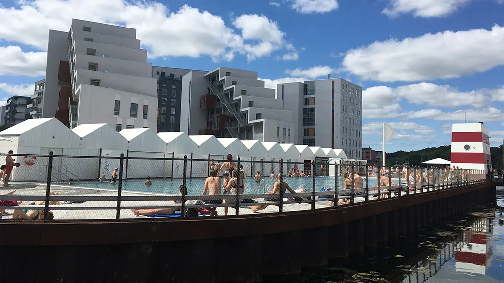 Odense Havnebad i dejligt vejr med gæster