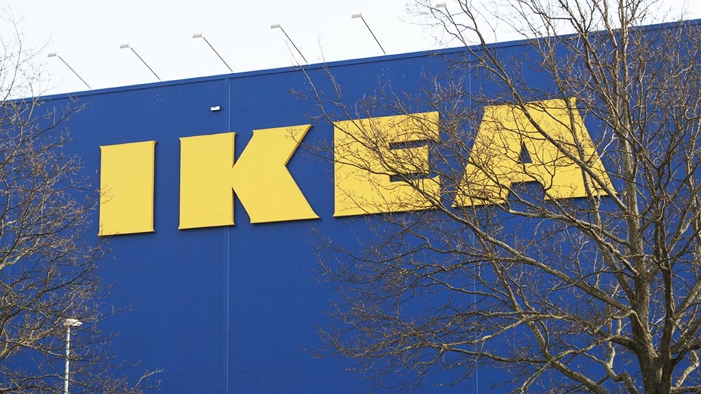 Ikea logo på bygning