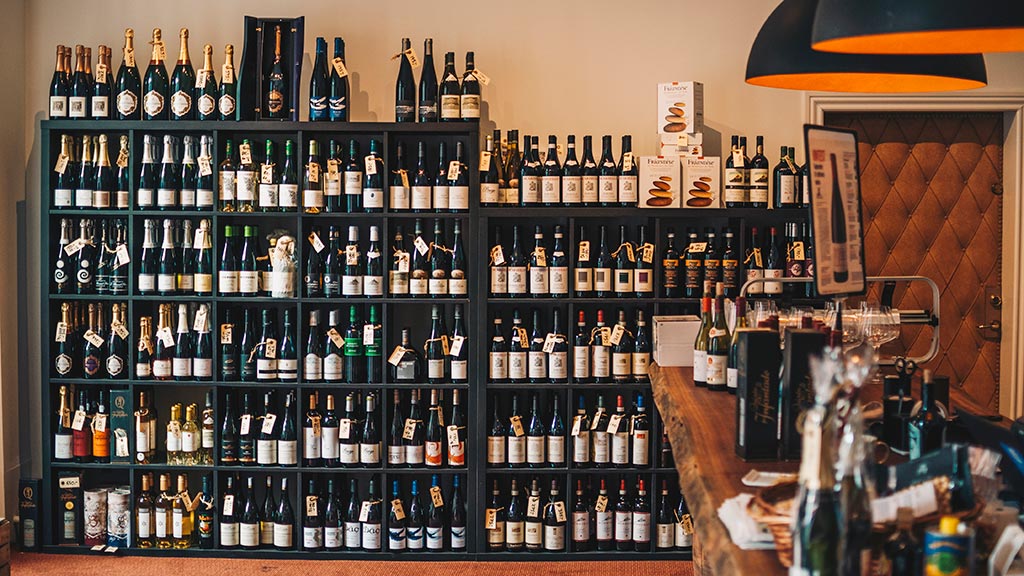 Vine i reoler hos Bichel i Nørregade