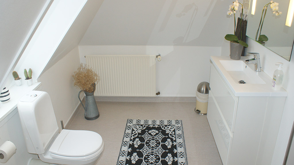 Hvidt badevaerelse på Billesgade B&B