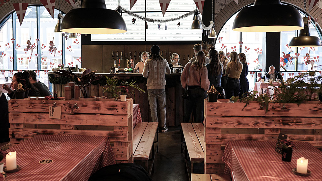 Guests at the bar in Anarkist