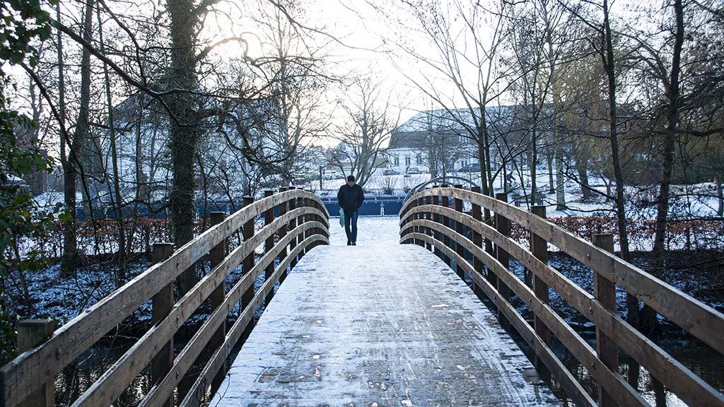 Sne på en af broerne i Eventyrhaven