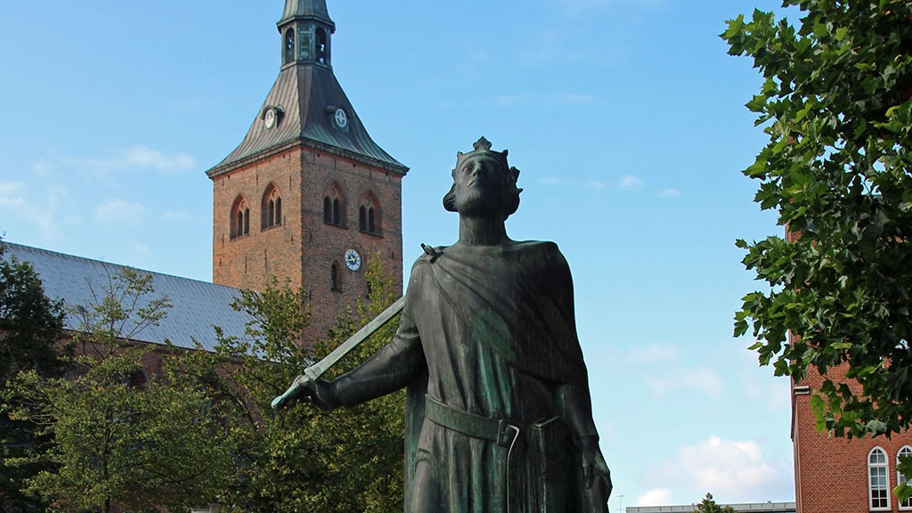 Statuen af Skt. Knud foran Domkirken