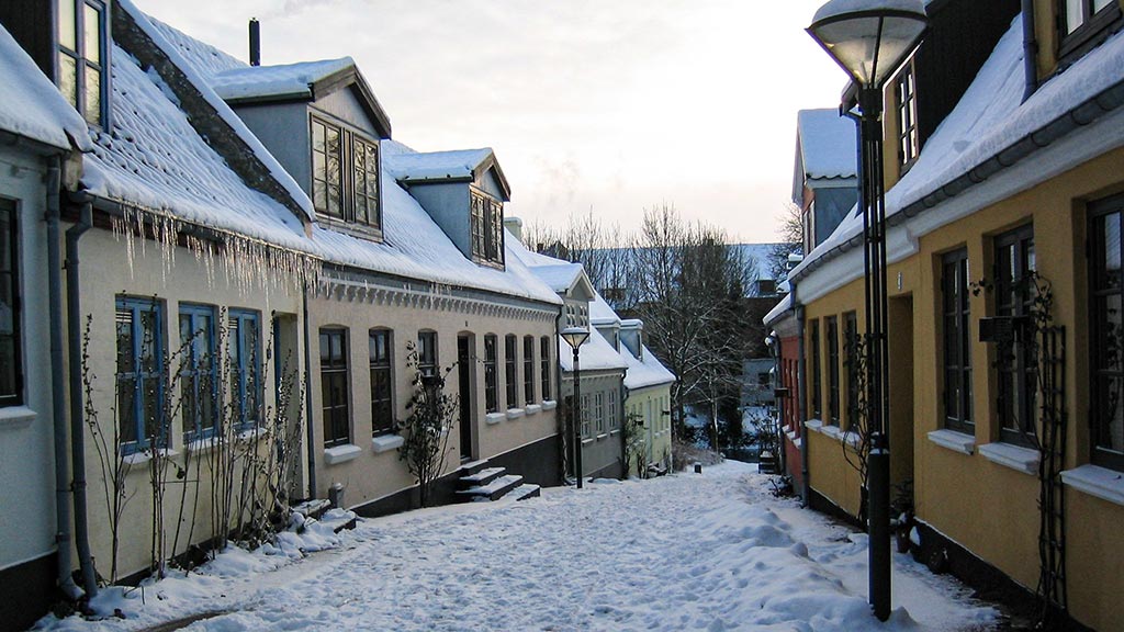 Paaskestraede med sne