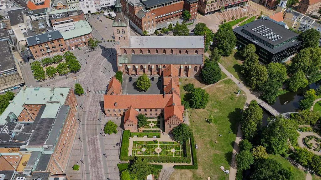 Dronebillede af klosterhaven og Odense Domkirke