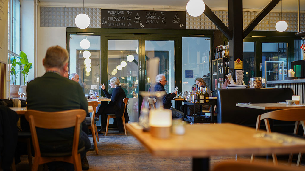 Guests at Kong Volmer