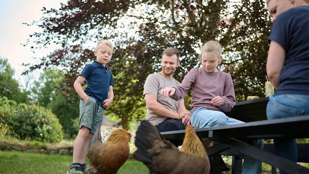 Den Fynske Landsby - familie med høns