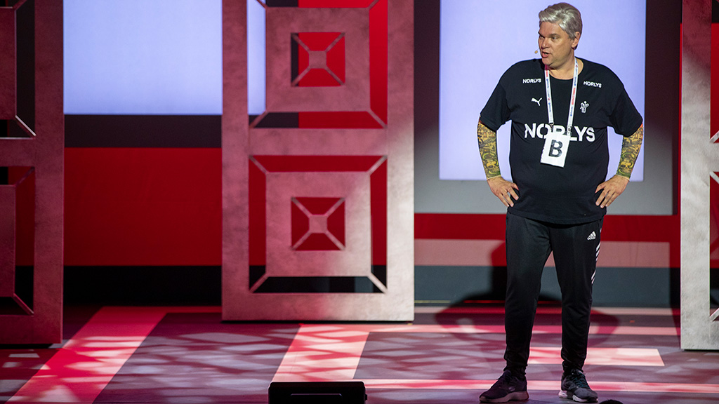 Lars Arvad klædt ud som holdboldtræner Nikolaj Jacobsen