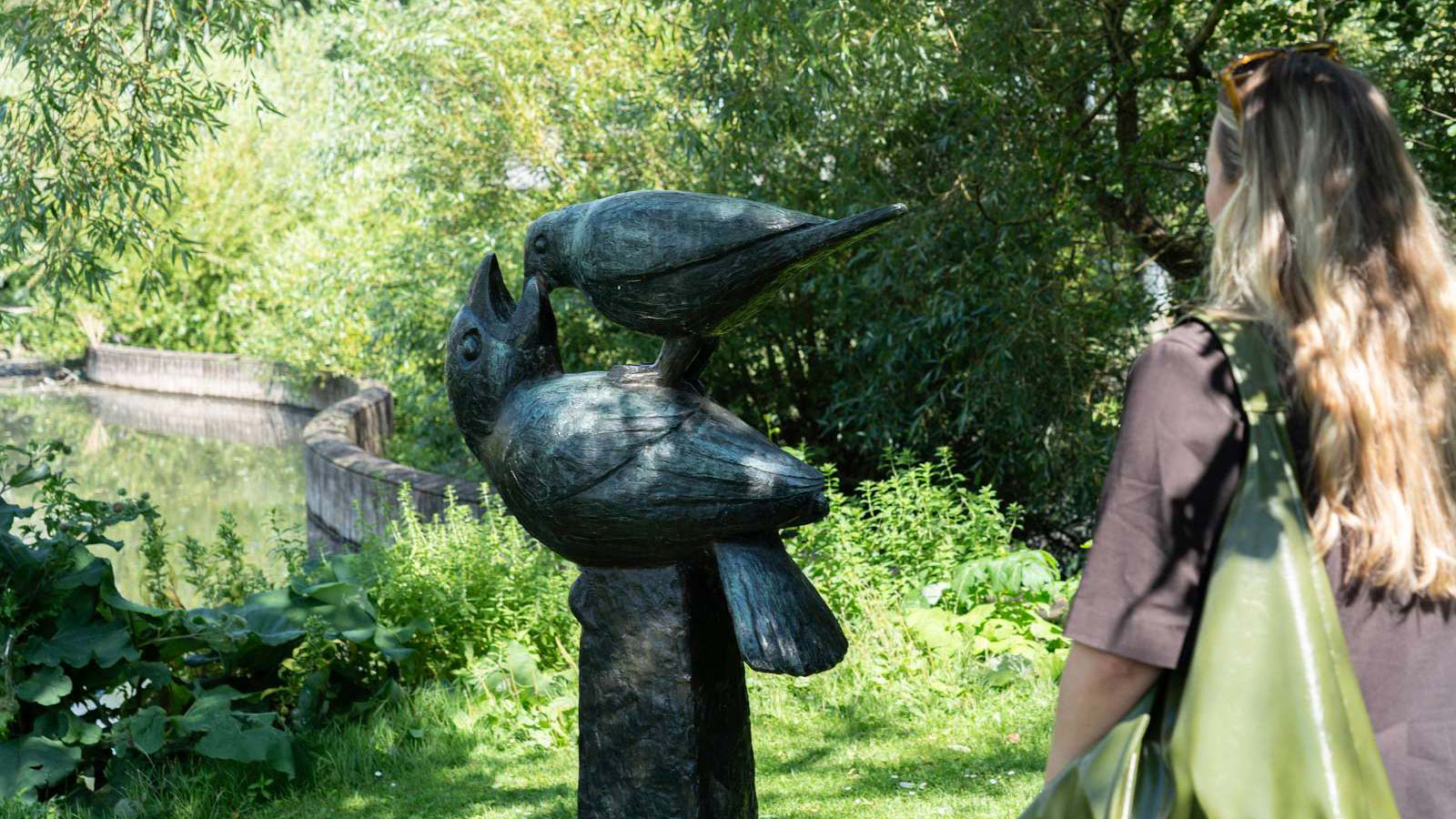 Skulpturen Gøgeungen i Eventyrhaven