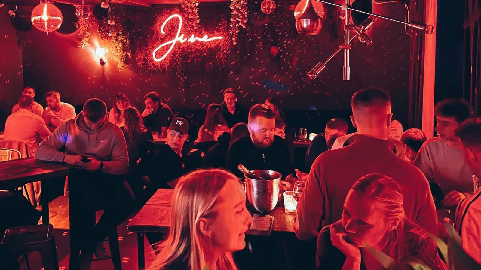 June Bar Atmosfäre