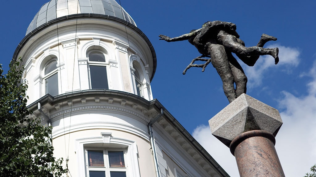 Skulpturen af Hyrdinden og Skorstensfejeren på hjørnet af Vestergade og Kongensgade