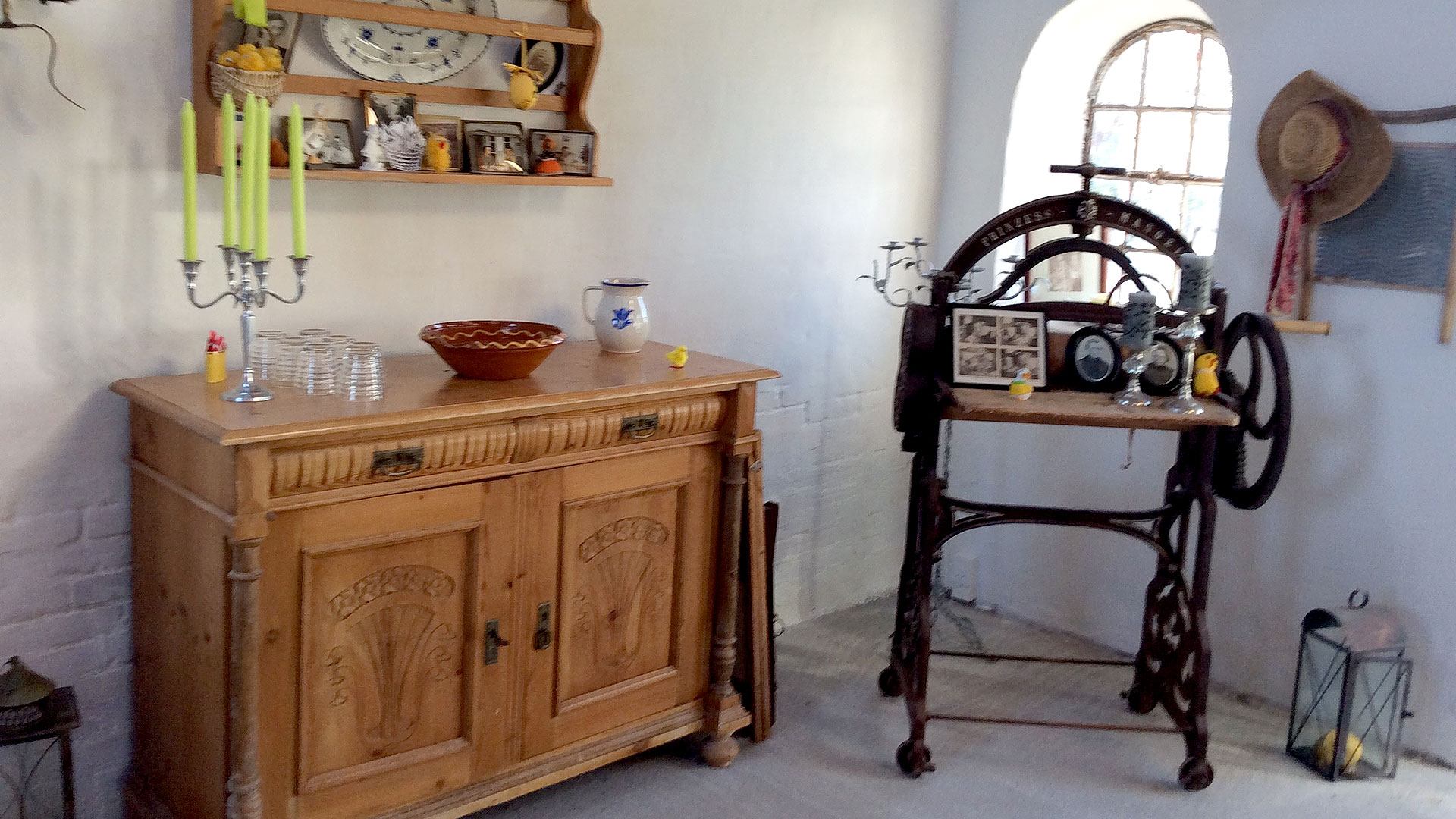 Bed & Kitchen Fri-land